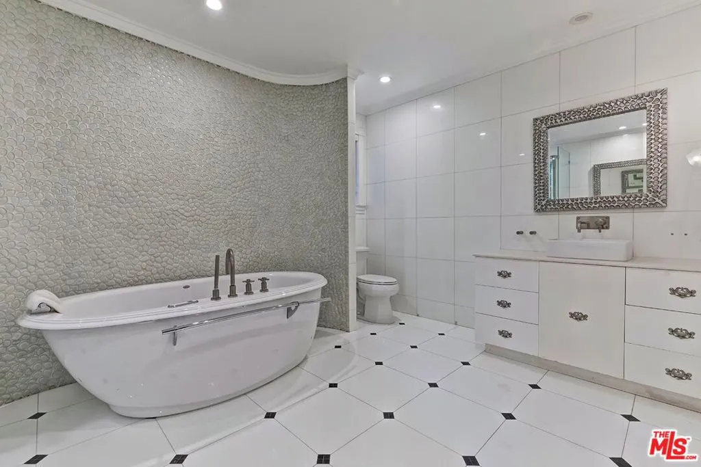 725 N Faring Road, Los Angeles, California 90077 home-pic-44